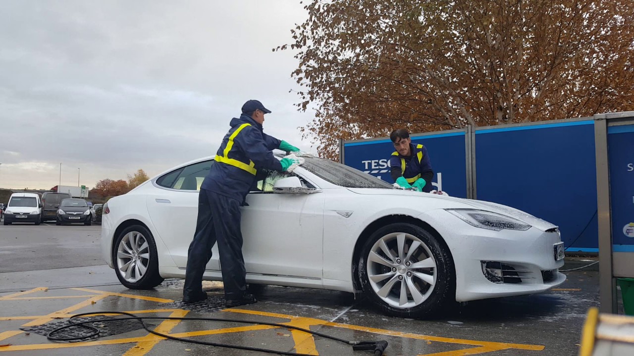 Spălătorie auto la m&acirc;nă 12 - Dan & George Mucuță spăl&acirc;nd o maşină Americană &icirc;n Anglia la TESCO 2016.