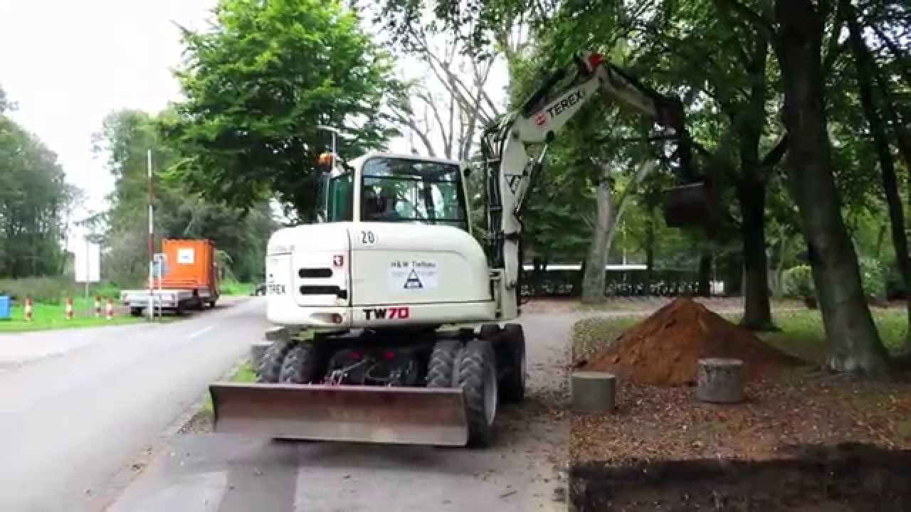 Bagger TEREX TW70 legt Leitungen frei