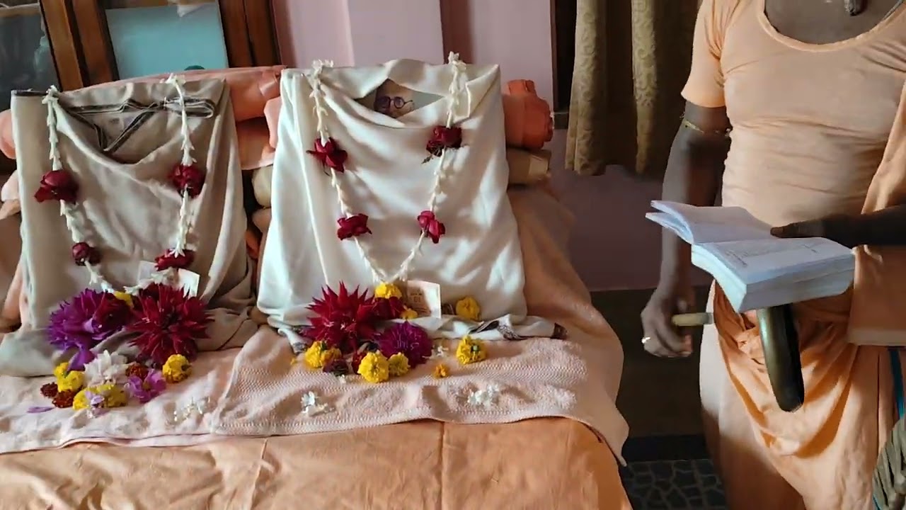 নানা ছাদে সজ্জন চামরঢুলায় গৌরজন উচ্চকণ্ঠে সুমধুরগায় সুমঙ্গল নিরাজন করে ভক্তগণ দূরমতী দূর হইতে দেখে