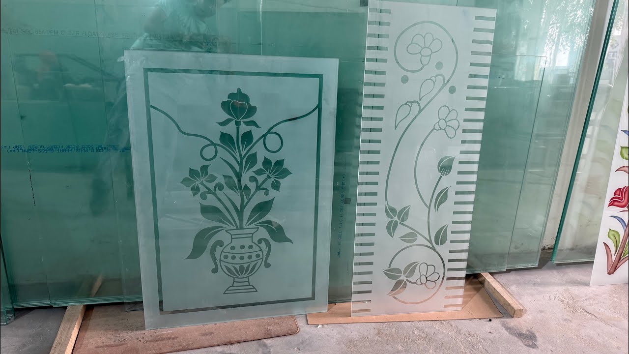 Designing in glass is a very dangerous job. See Friend😰😰😱😱👀👀👍 #glasscutting #glasspainting #glassart