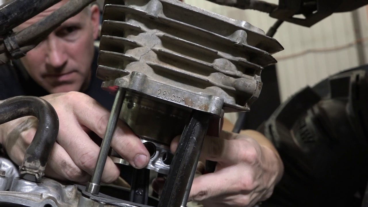 Honda 300 REBUILD Эпизод № 22. Снятие поршня и установка цилиндра!