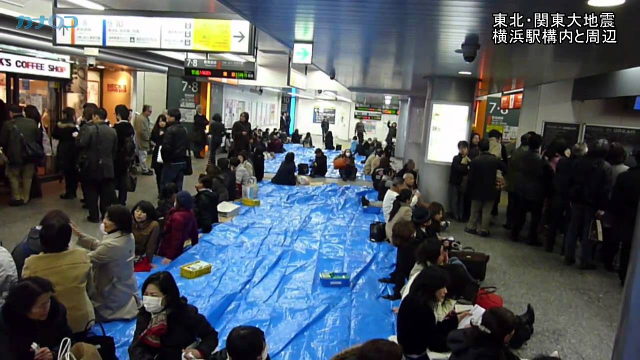 東北・関東大地震発生当日の横浜駅、西口で道路陥没/神奈川新聞