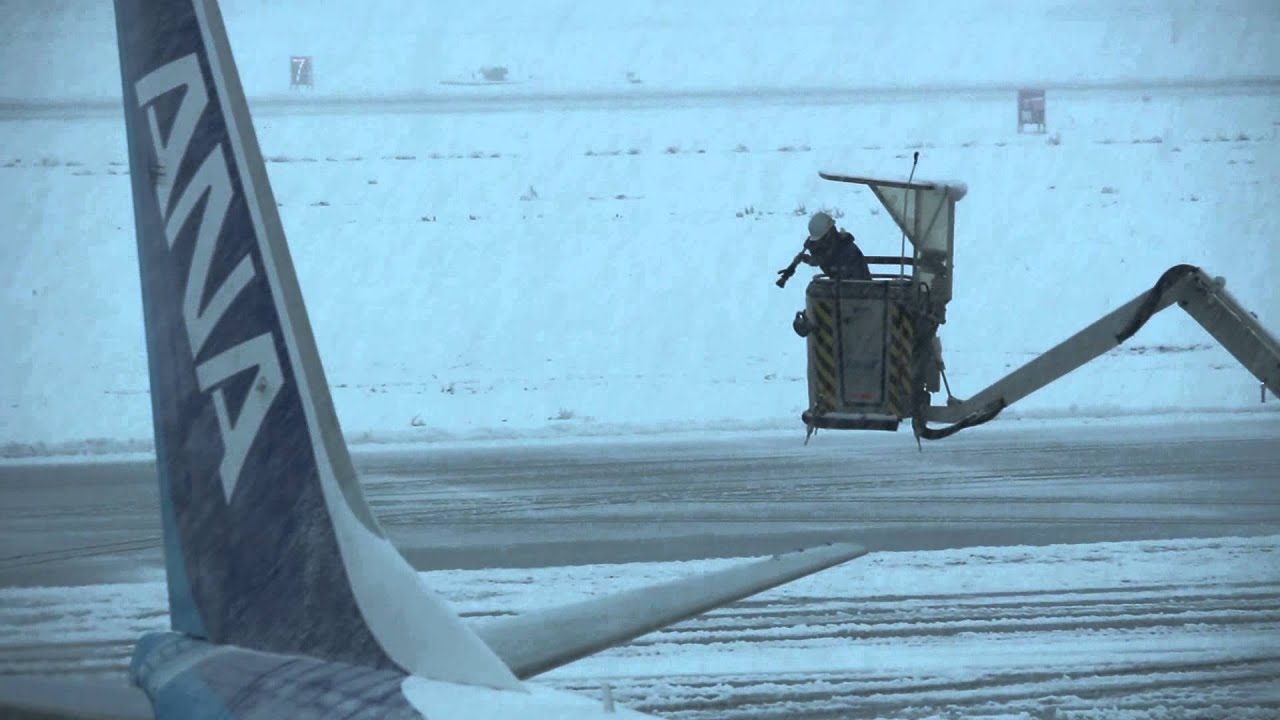 欠航必死！雪が降り続く小松空港 Take-off from Komatsu airport snow