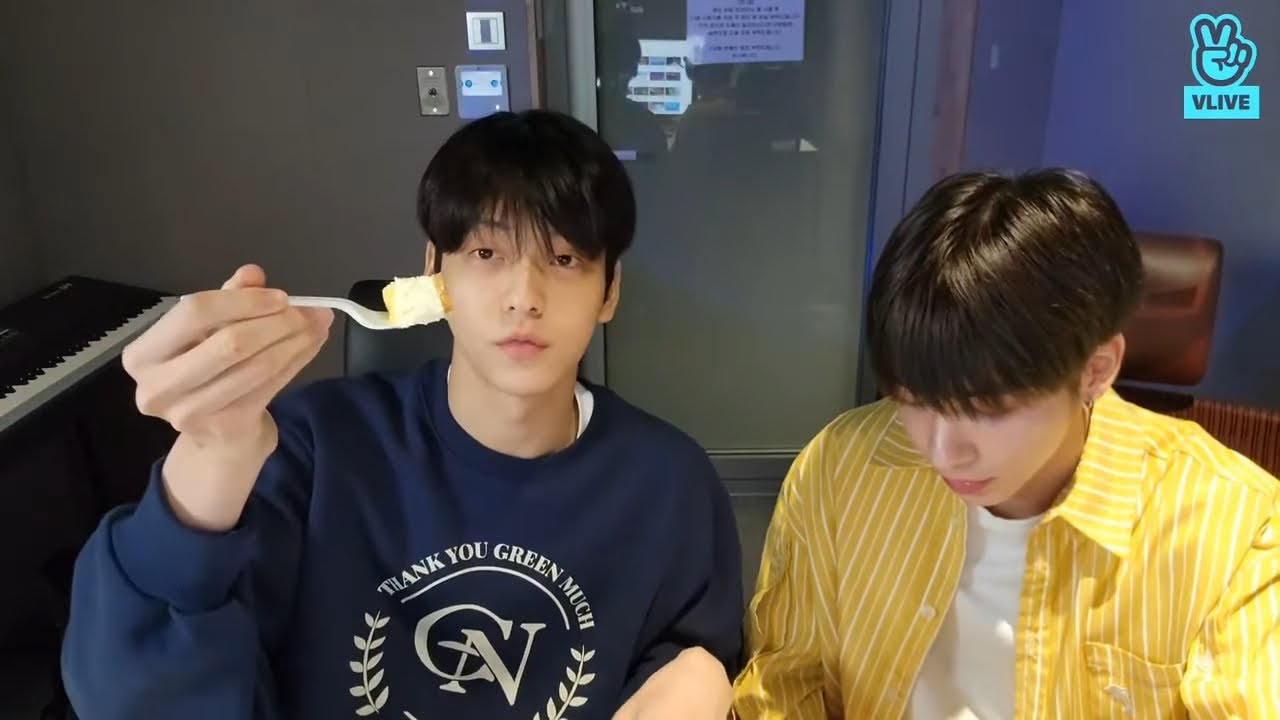 [ENG SUB] TXT SOOBIN & TAEHYUN LIVE VLIVE (2022.06.19) TXT VLIVE