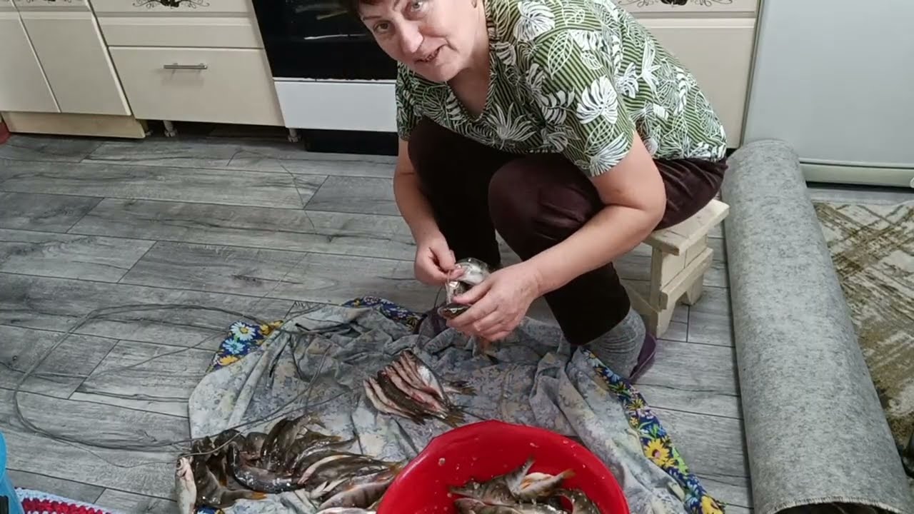 Повседневная жизнь на пенсии 🤗 в деревне/Субботничаю,Топлю баню,развешала рыбу/