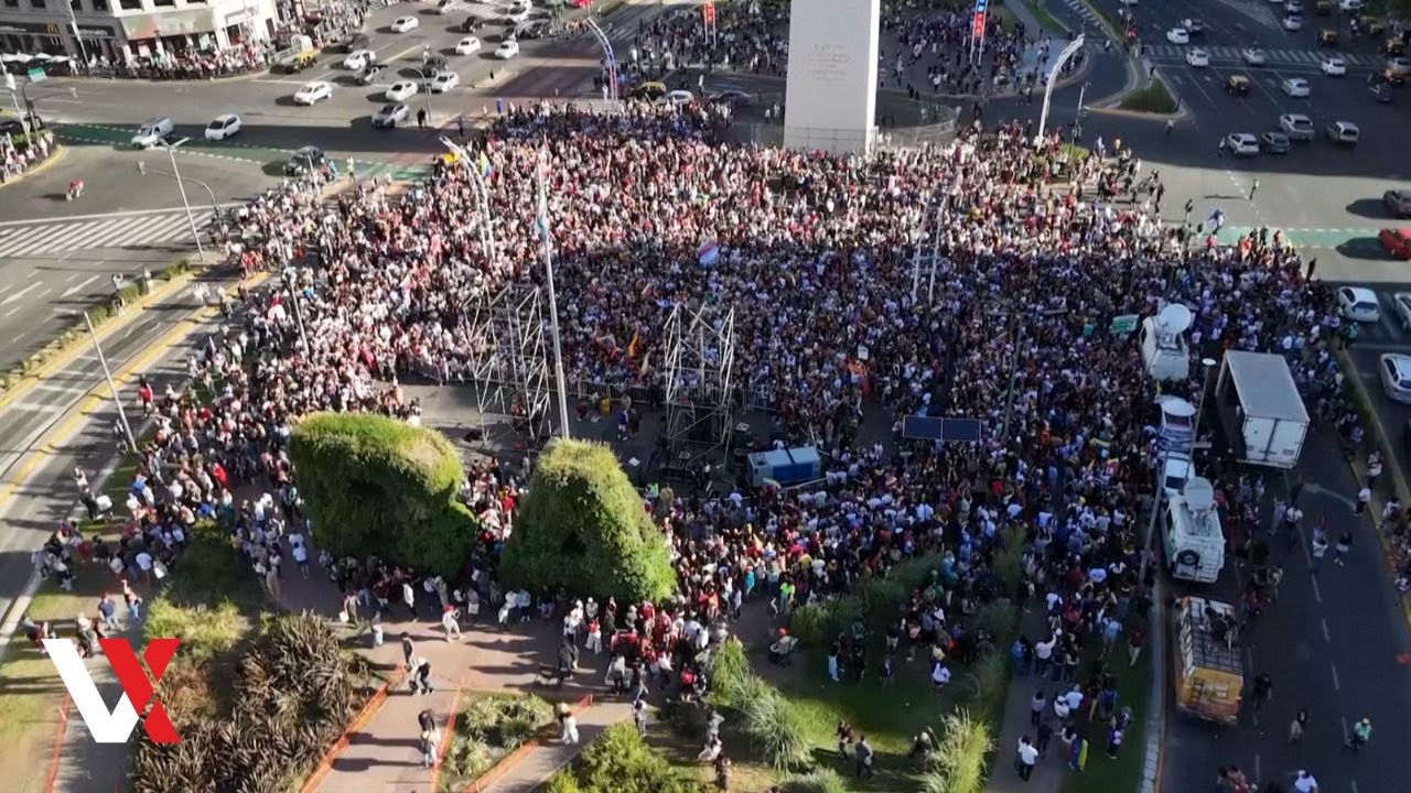 «Я хочу вернуться!» Венесуэльцы празднуют захват Мадуро в Буэнос-Айресе | VERTEX