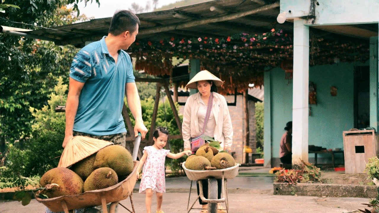 My husband was there in time to help me sell 2 wheelbarrows full of jackfruit.