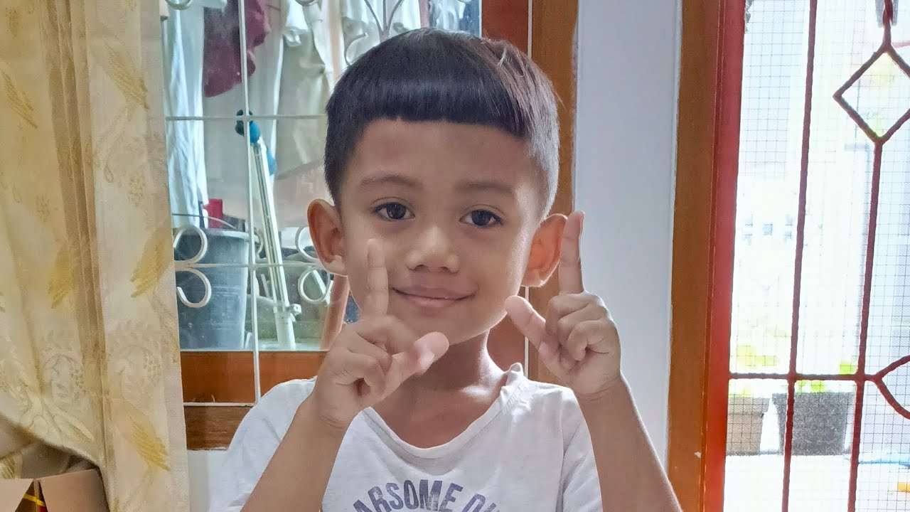 Play With Hito, nyusun balok kayu menjadi garasi mobil