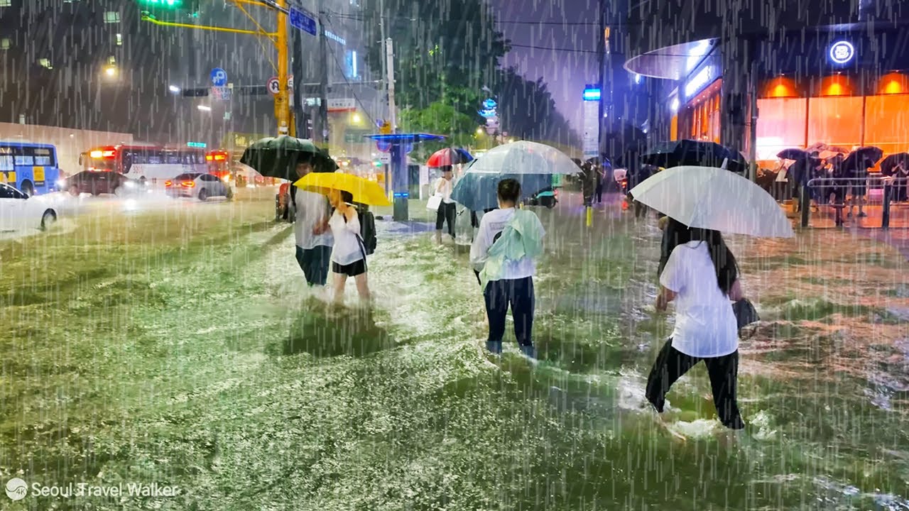 서울 강남 침수! 115년만의 기록적 폭우 현장 걷기🚨맨발의 시민들, 물폭탄에 쑥대밭된 1시간의 기록! 정전, 암흑가된 강남역 클럽 골목, 폭우 빗소리 asmr, 서울 트래블 워커