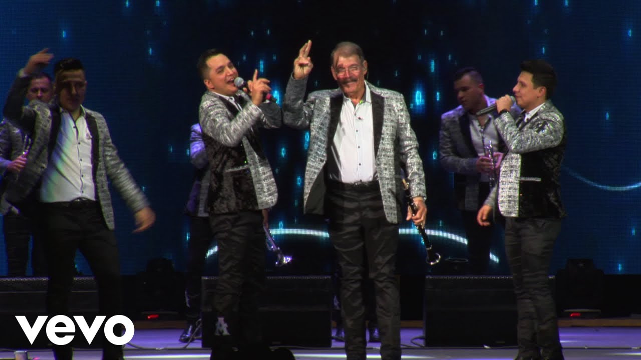 La Arrolladora Banda El Limón De René Camacho - Que Me Vas A Dar (En Directo)