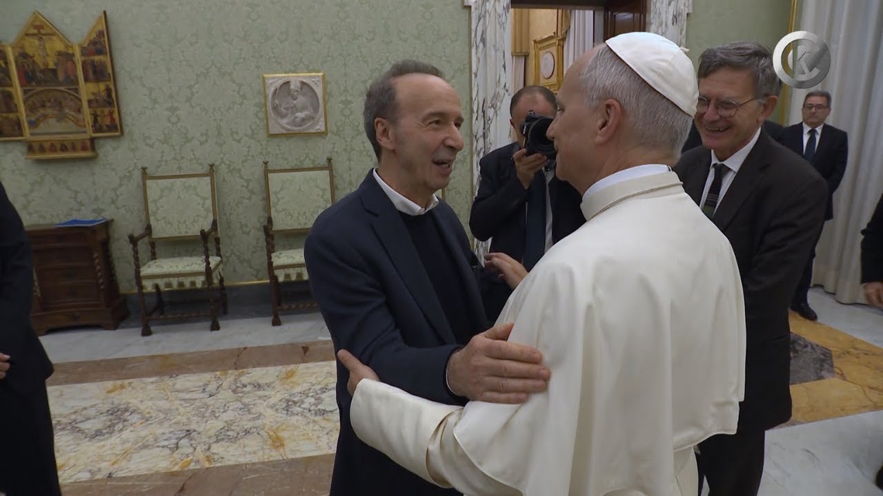 L'abbraccio tra Papa Leone XIV e Roberto Benigni