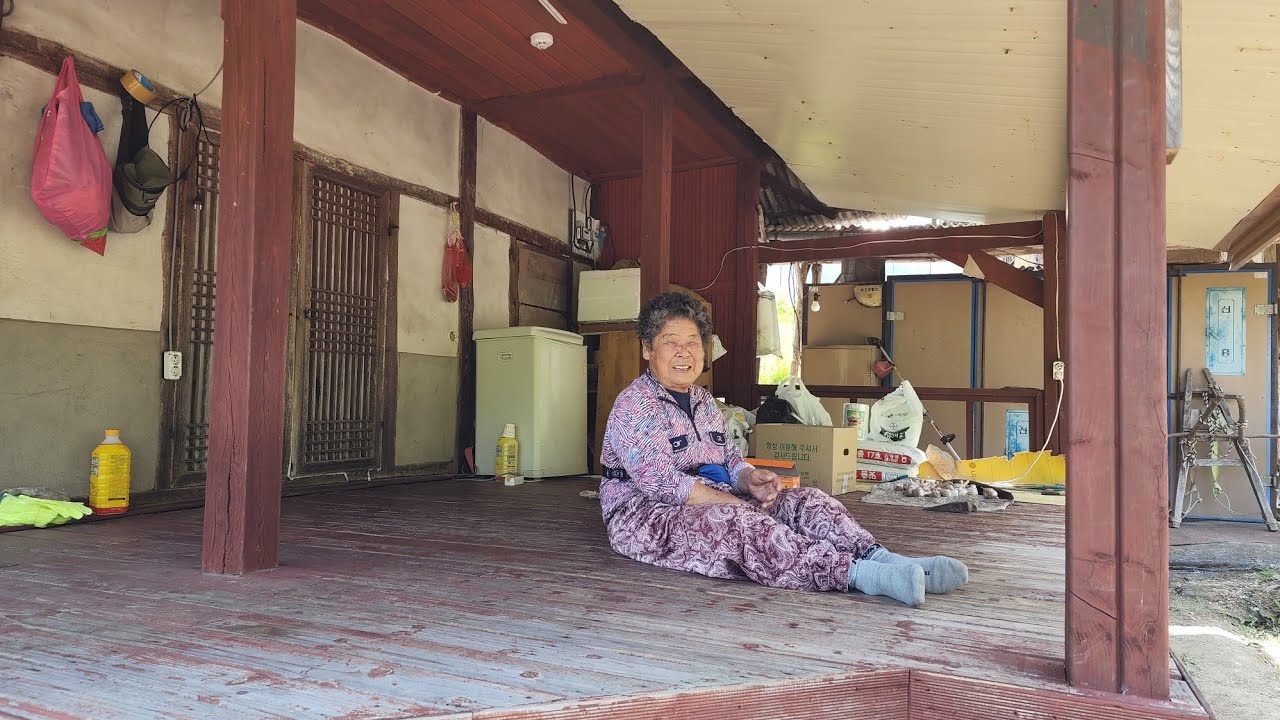 봉화 오지중에 오지마을 할머니 는 시집와서 평생을 이곳에서 보내시고  지금은 홀로 계시네요  mountain village Korea 🇰🇷 ♥️