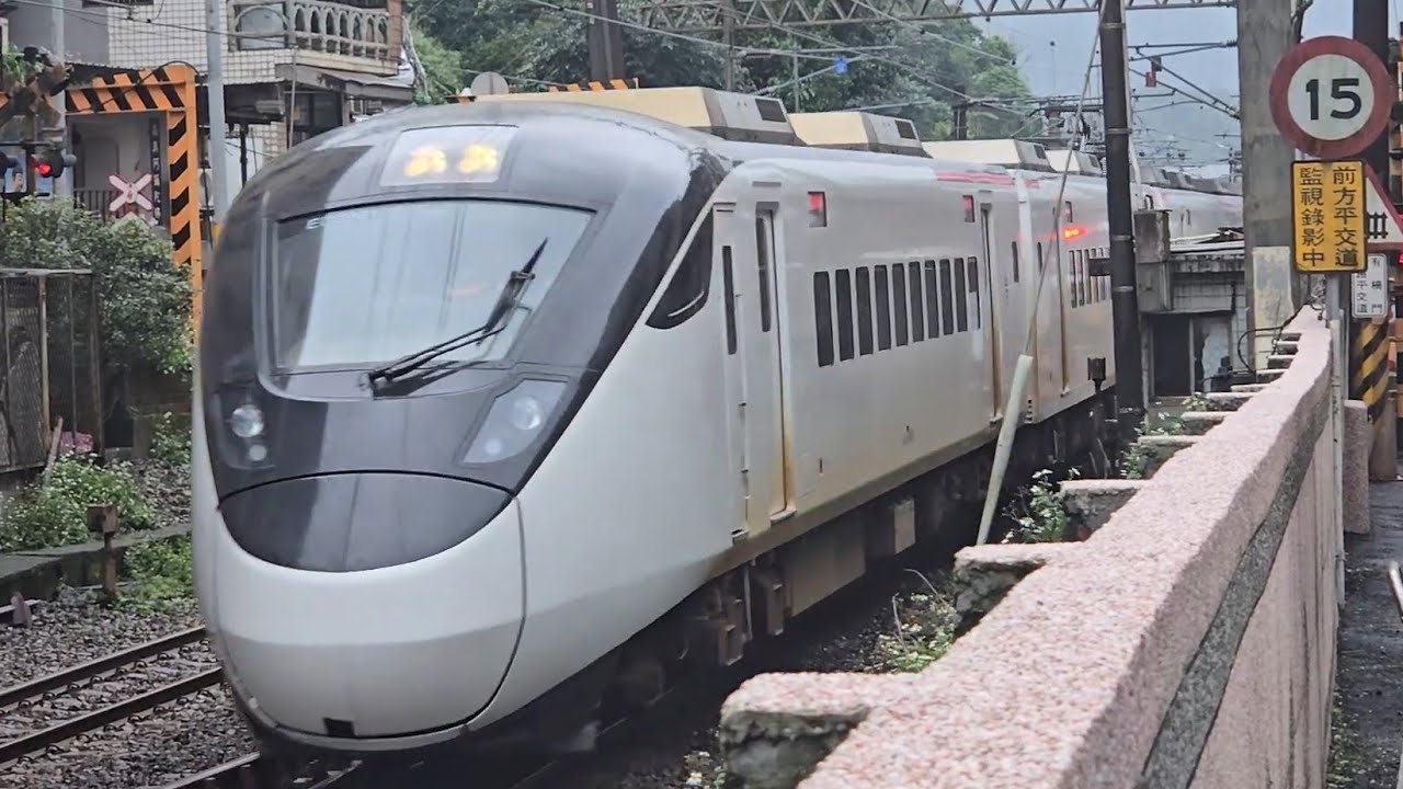 405次台東發車經由花東線開往樹林的東部超優質直達EMU3000型十二輛編組EMU3006皮蛋豆腐騰雲號紅色帶新城際自強號列車