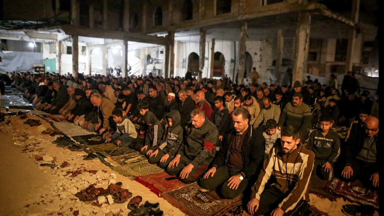 Teravija među ruševinama: Palestinci klanjali prvu teraviju u porušenim džamijama