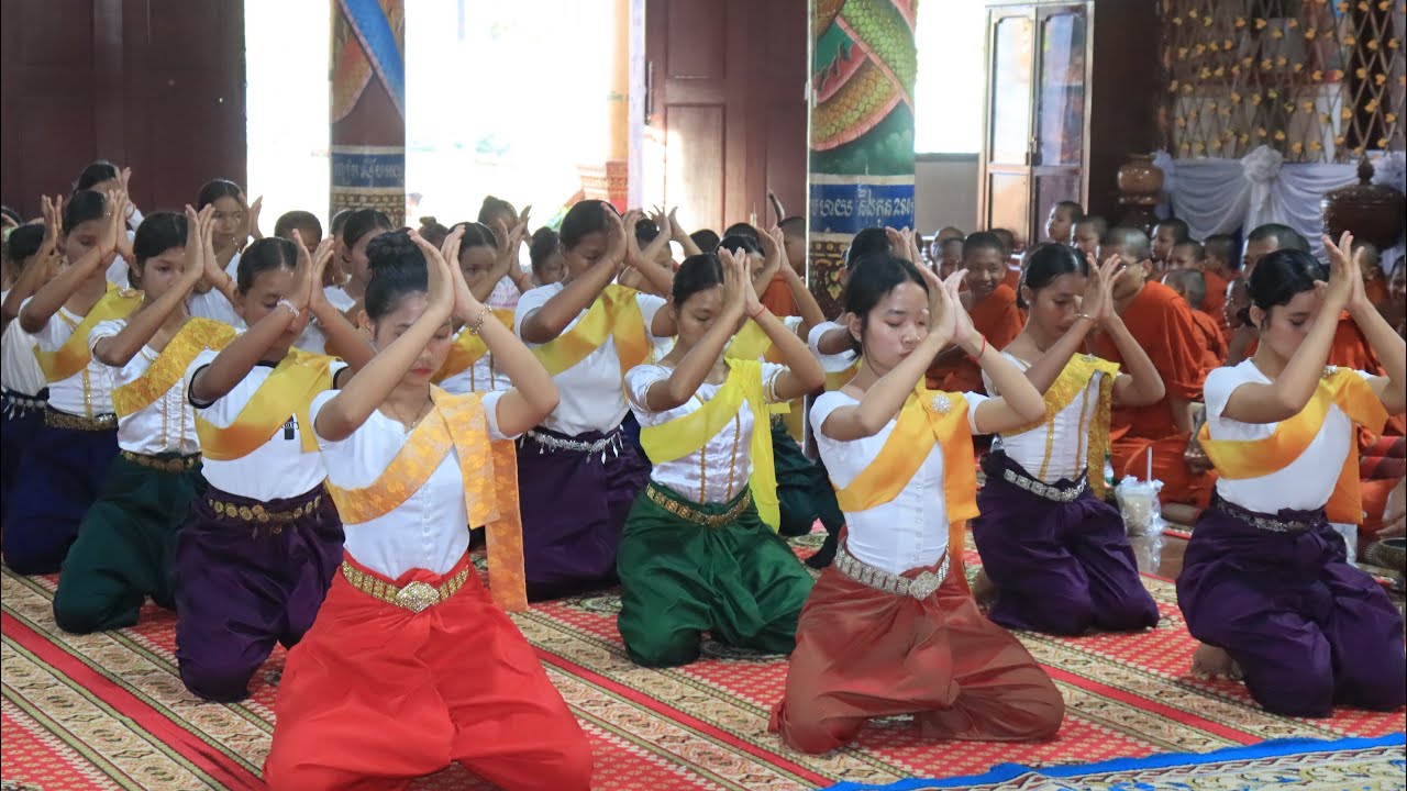 របាំក្បាច់បាត​ ឆាបញ្ចុះ​ រាំក្នុងពិធីប្រកាសសច្ចកិរិយាក្នុងវត្តស្ពឺ