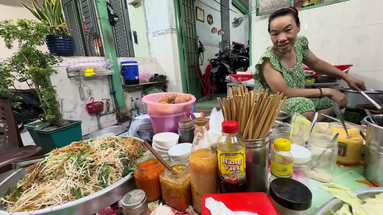 Thủy khờ lại quán hủ tíu xào chị đào CAMBUCH.ủng hộ chị đào nè 