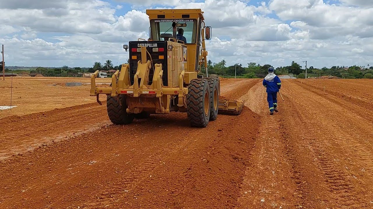 Motoniveladora caterpillar 140k fazendo acabamento no piquete camada de reforço