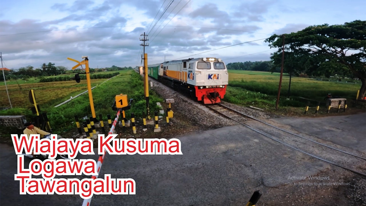 Premium.!! Kereta api Logawa Tawangalun Wijaya Kusuma melintas di track lurus tanpa hambatan