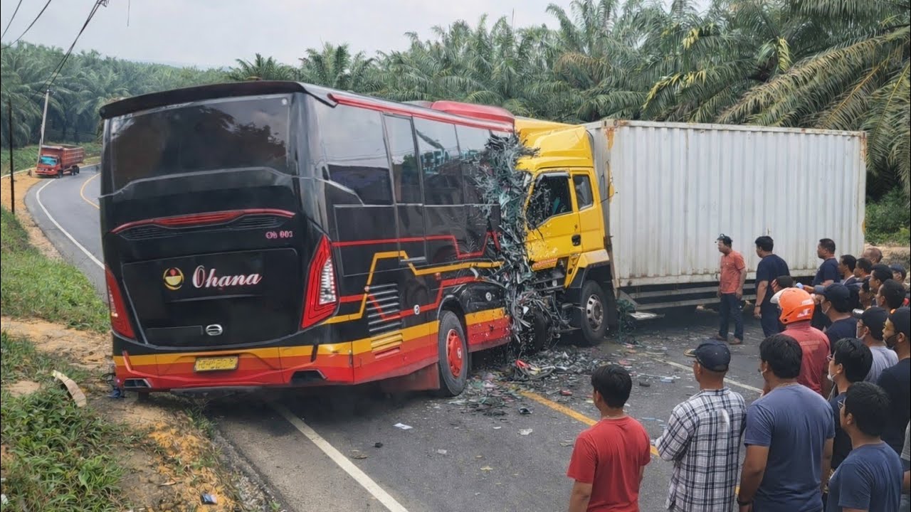 Insiden Bus Dan Truck‼️Kabin Ringsek Parah Sopir Terjepit