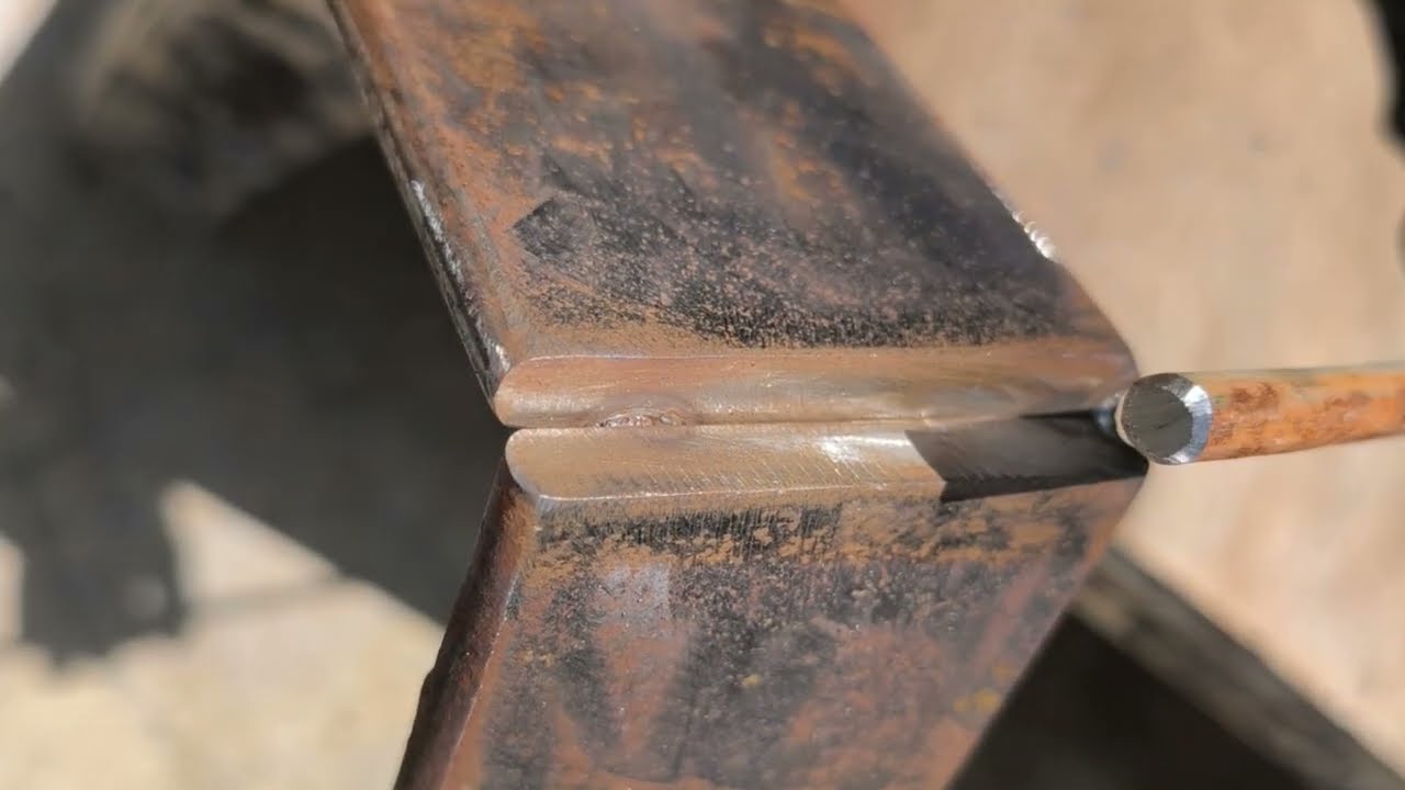 Not everyone knows the correct and professional way to weld 2 thick iron plates together using 