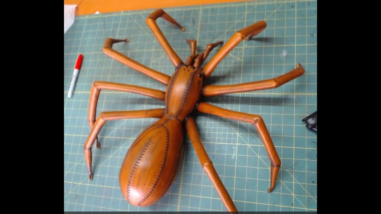 Watch me make a leather spider at high speed ( Pattern by Leather Hub Patterns)
