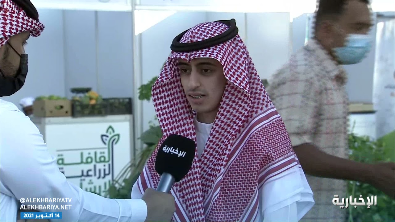 شاب يزرع 1600 شتلة جاكرندا في منطقة الباحة