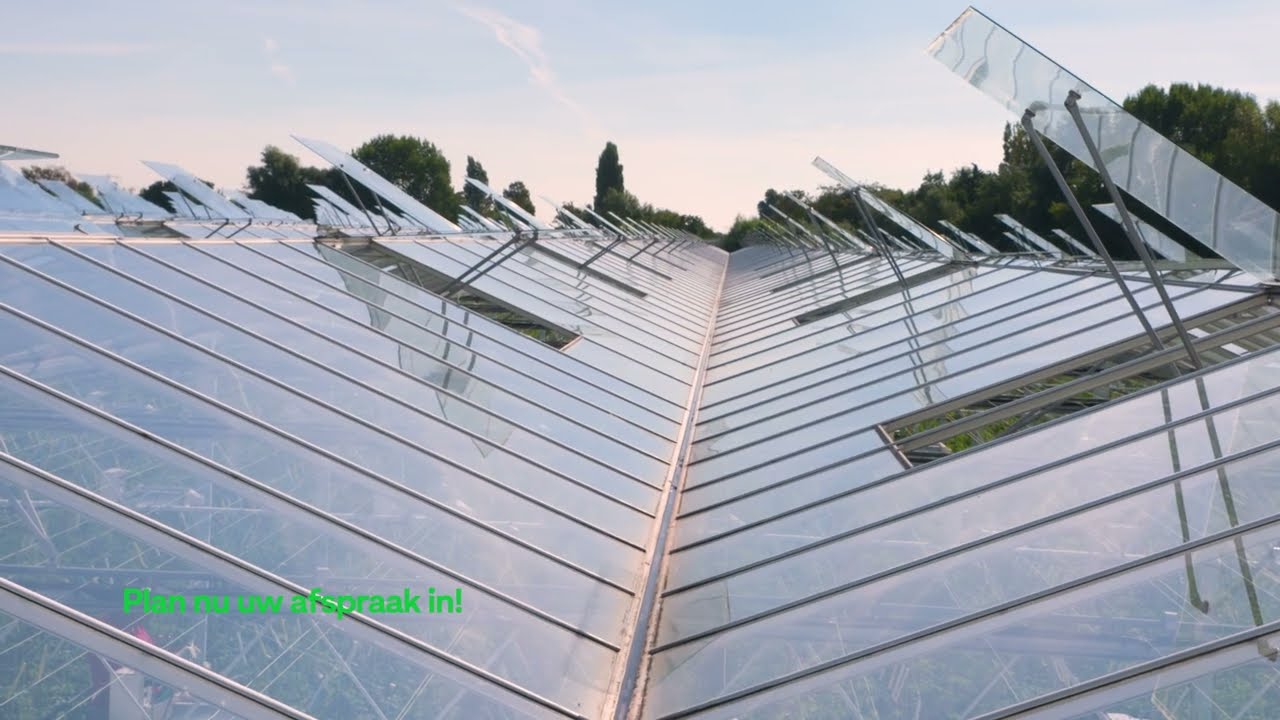 HS Tuinbouw Service B.V. reinigt de goten en inspecteert het kasdek.