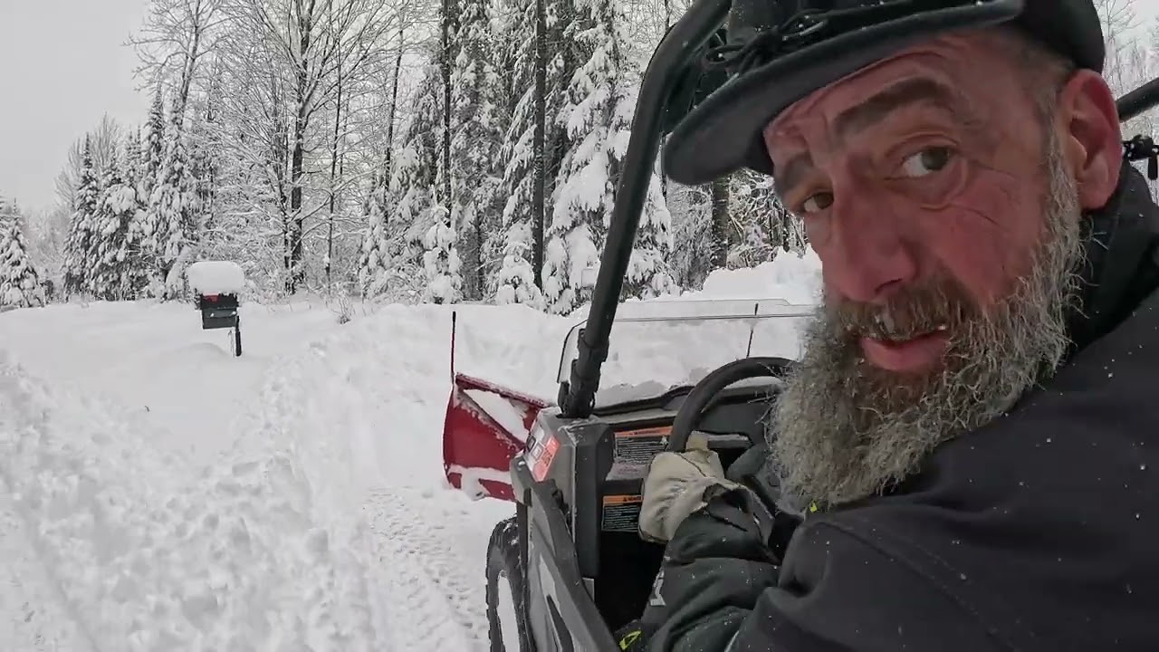 Приключения в Северном Висконсине: Шерп чуть не застрял из-за поломки снегоуборочной машины Polaris
