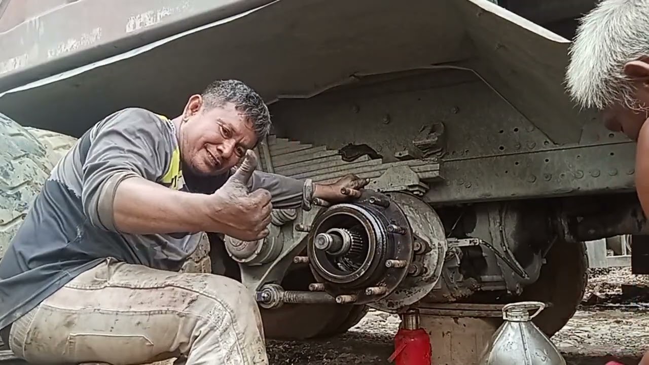 Repair and Replacement Plan for Planetary Axle and Bearing HOWO420. #mechanic  #subscribe 