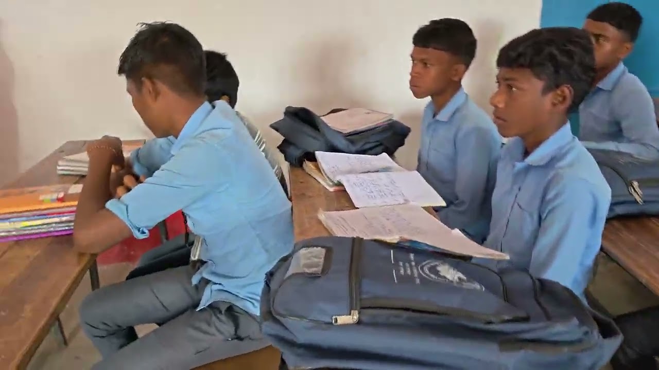 05/02/2026प्रखंड डुमरिया पंचायत कांचर ग्राम मौनवार में विद्यालय के बच्चों से मिलती हुई रूबी देवी जी 