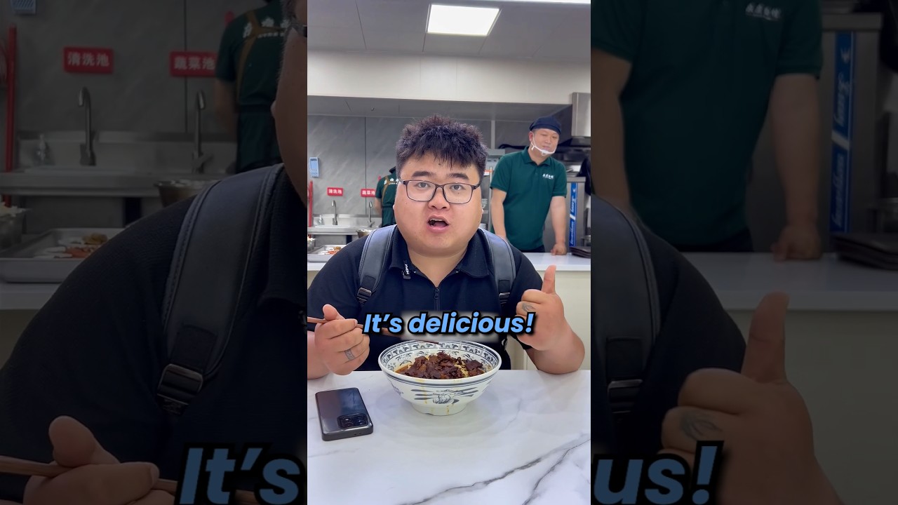 He Pretended To Be An Influencer For Free Beef Noodles… And It Worked 😂🍜