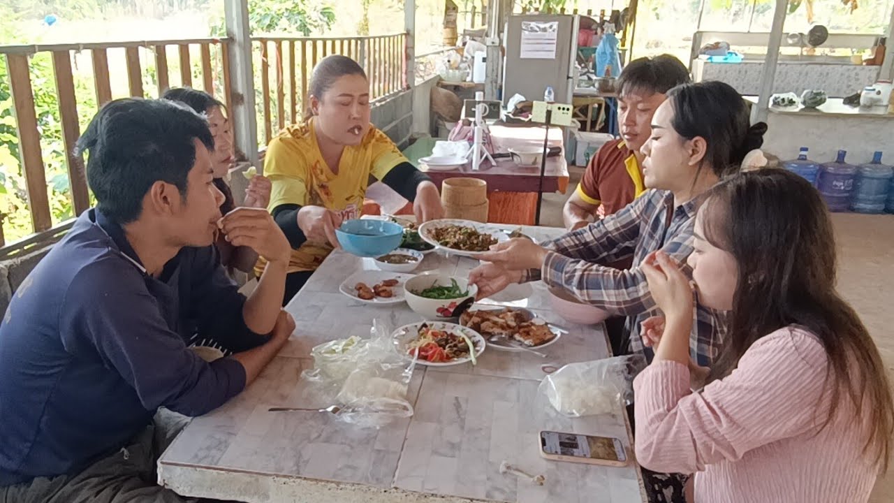 พ่อครัวคนใหม่ทำเมนูอะไร  เสียงดังลั่น  ทีมช่างปั้นมากินข้าวพร้อมกัน  เมนูจานโปรดของน้องแพรวคืออะไร