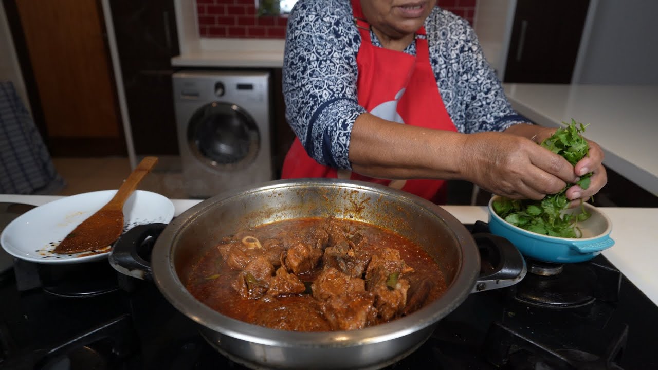 Making a spicy (thitha/karo) lamb vindaloo - one of the hotter restaurant style curries!