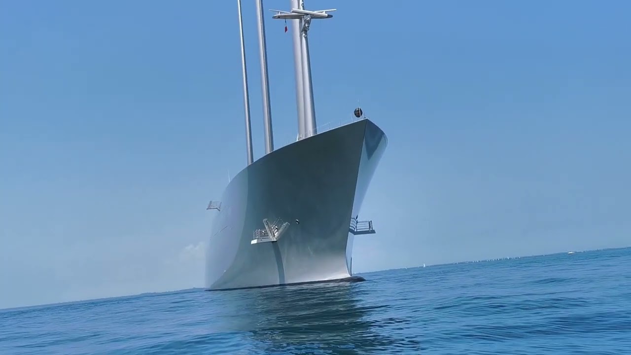 SY A in Triest vom Schlauchboot besichtigt