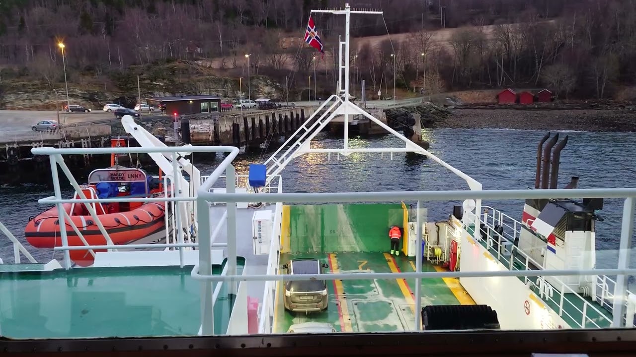 Anløp av Ytterøya/Hokstad med M/F Harøy