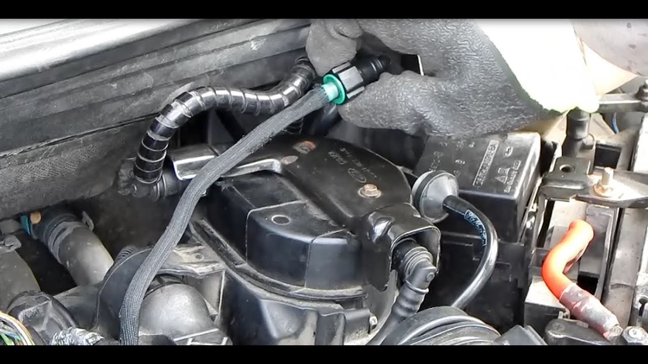 Как заменить топливный фильтр и вентилируемые в Ford Fiesta 1.4 T.D.C.I. (Русский)