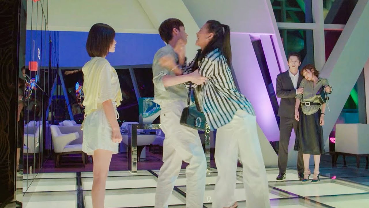 สาวเมาทำให้ซินเดอเรลล่าอับอาย แต่กลับกลายเป็นผู้หญิงที่ครอบงำ!