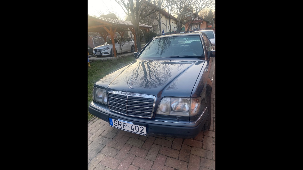 A Mercedes 200CE coupém megy egy tiszteletkört a tavasz előtt