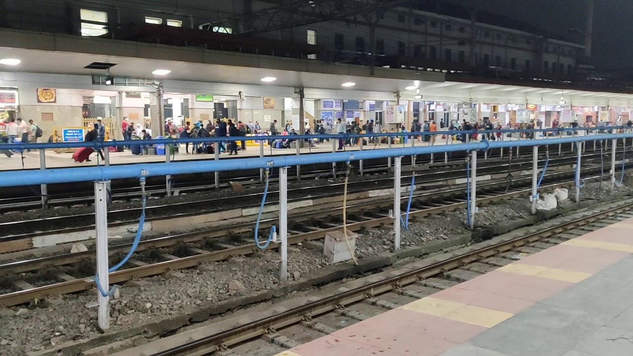 Unique Train Announcement in India:Pune,Maharashtra(Central Railway)[Nagpur Humsafar,Chennai Exp]