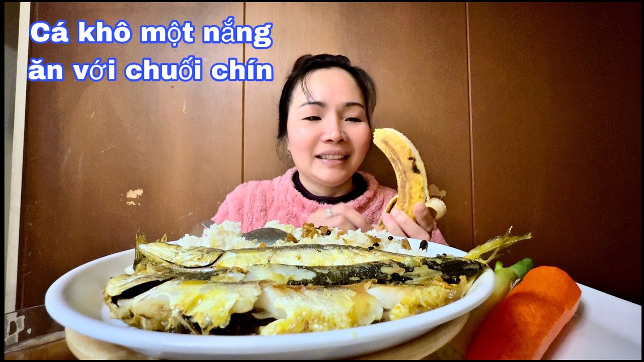 Đi chợ mua được cá khô một nắng về em kho nghệ.ăn với chuối chín ngon nhức nách luôn