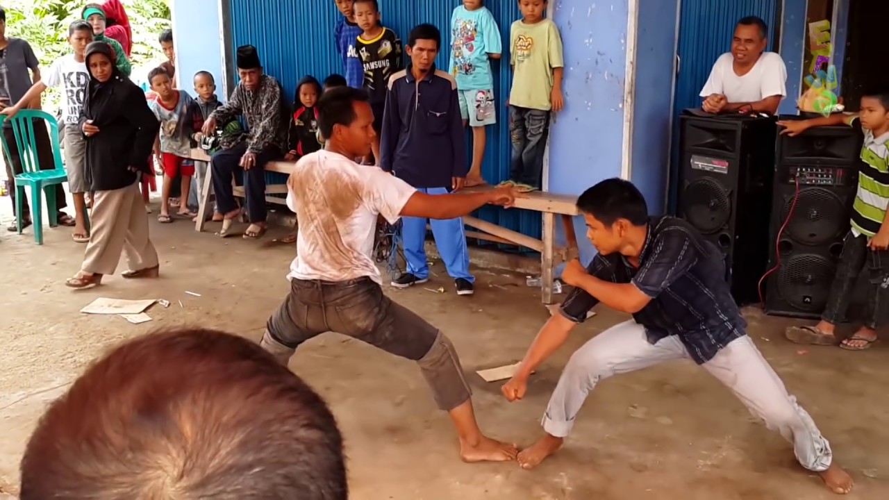 Atraksi Kuntau Melepas Ikatan Hanya Semenit