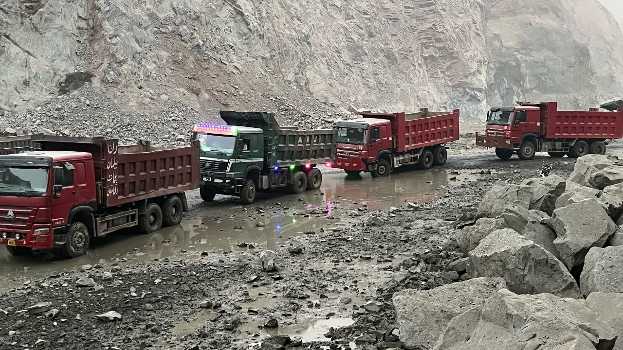 OLD CATERPILLAR LOADER VS HUGE ROCKS 🪨 LOADING IN DUMP TRUCK 🛻 
