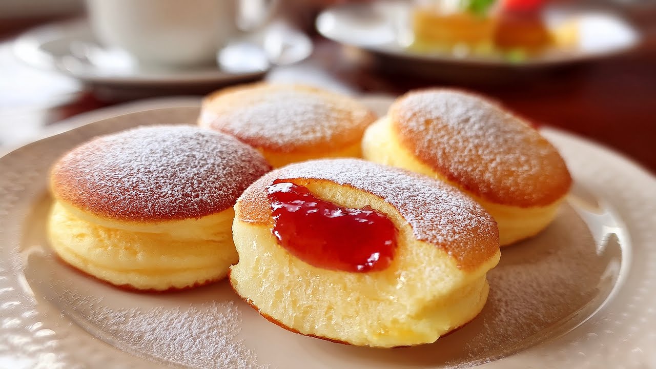 Verwandeln Sie 2 Eier in glutenfreie, fluffige japanische Erdbeer-Soufflé-Pfannkuchen!