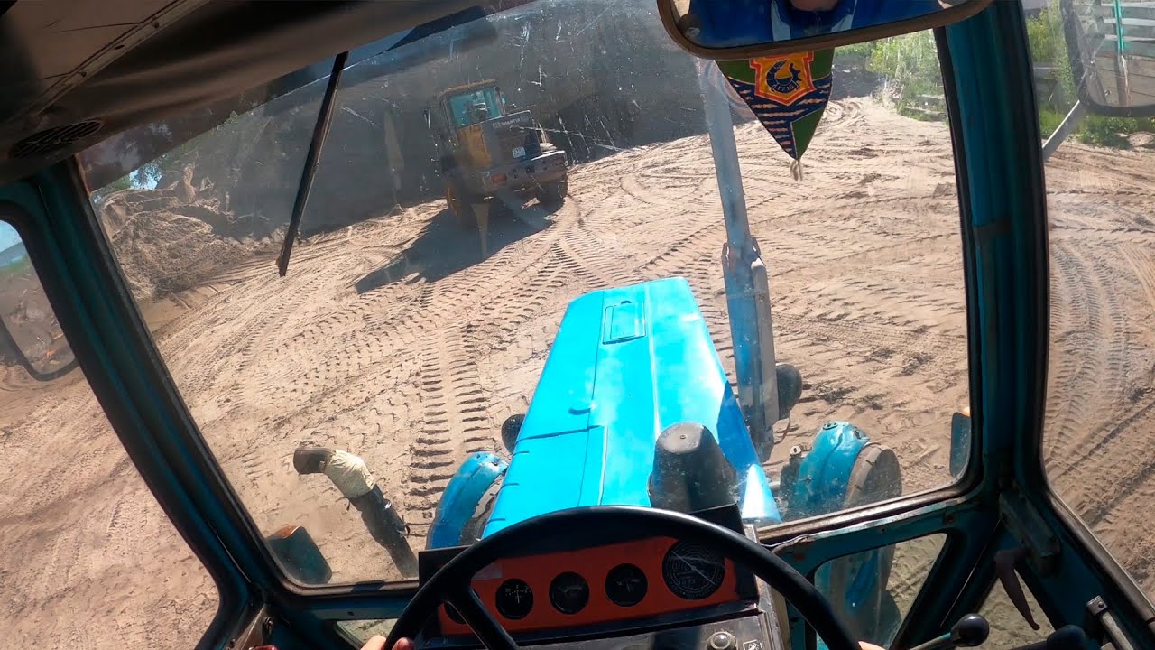 Трактор МТЗ-80Л и прицеп 2ПТС-4 поехали за песком