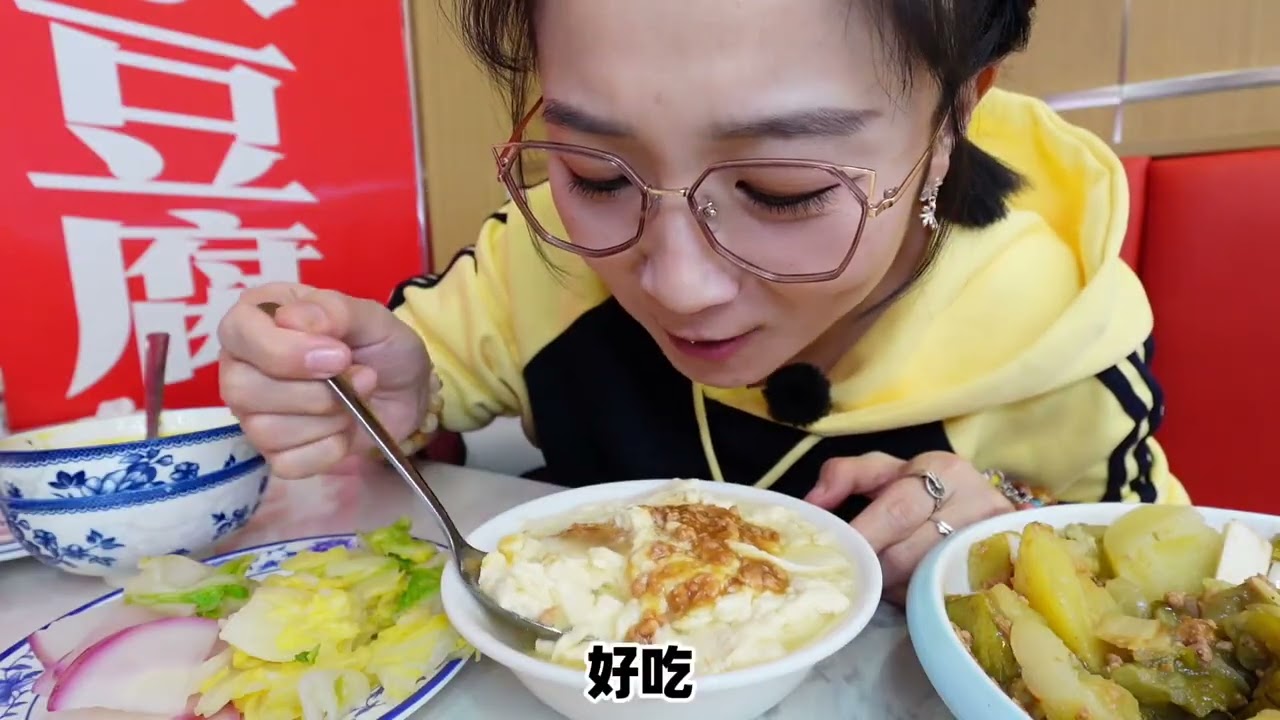 _ Strolling and Eating in Jinzhou _ I just couldn t hold back. I drank five bowls of steam