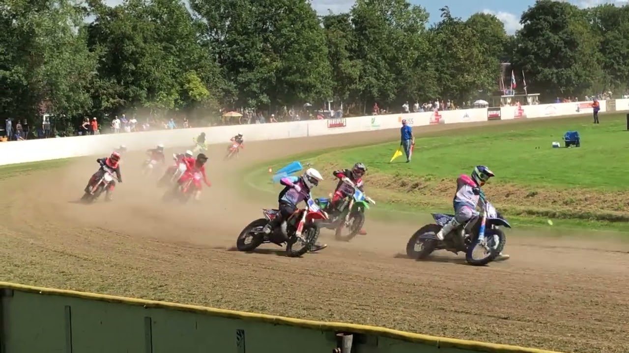 Grasbaanrace Eenrum ST 250cc 1e serie 20 augustus 2023. Camerabeelden: Ingmar Buis