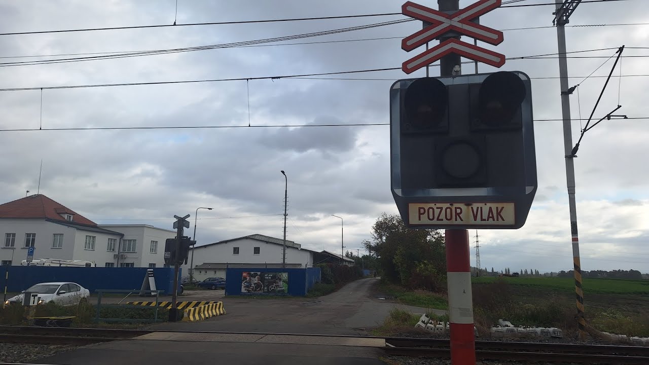 Vlaky na železničním přejezdu P8350 Lysá nad Labem. 6.10.2025