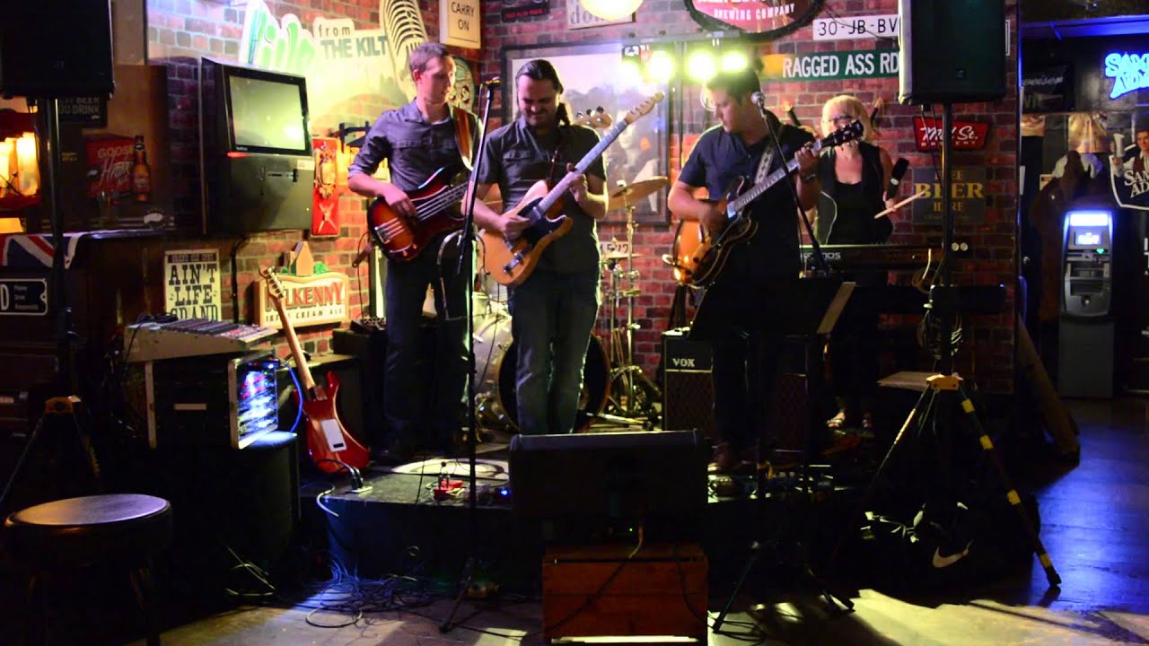 Stuck in the Middle With You - Stealers Wheel cover - Jukebox Jury