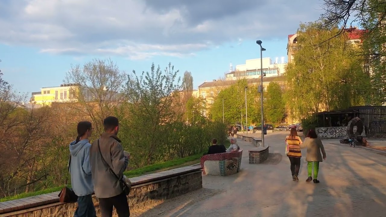 This is how people in Kyiv react to an air raid siren