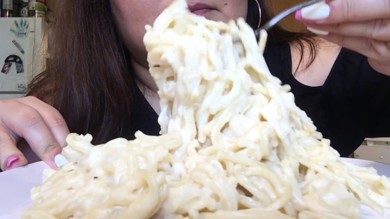 ASMR ALFREDO PASTA WHISPERING (eating show)